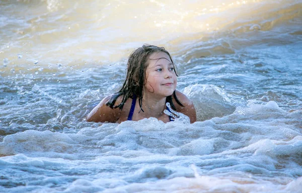 Hermosa Joven Levanta Nuestro Surf Activo Como Ella Juega Lago — Foto de Stock