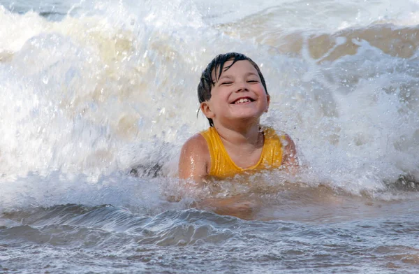 Joven Niño Ríe Como Una Gran Ola Lava Sobre Playa — Foto de Stock