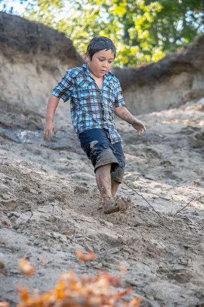 Маленький Мальчик Покрытый Песком Спускается Крутой Дюне Берегу Озера Мичиган — стоковое фото