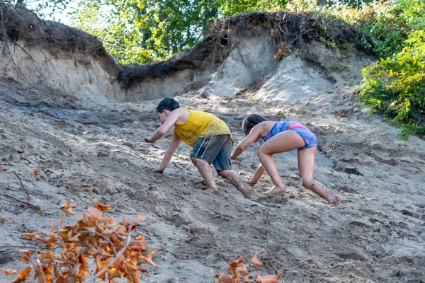 Actieve Broers Zussen Beklimmen Een Hoge Zandduin Aan Oevers Van — Stockfoto