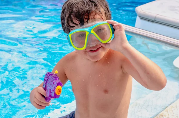 Jonge Jongen Met Bril Een Spuitpistool Speelt Een Zwembad Grond — Stockfoto