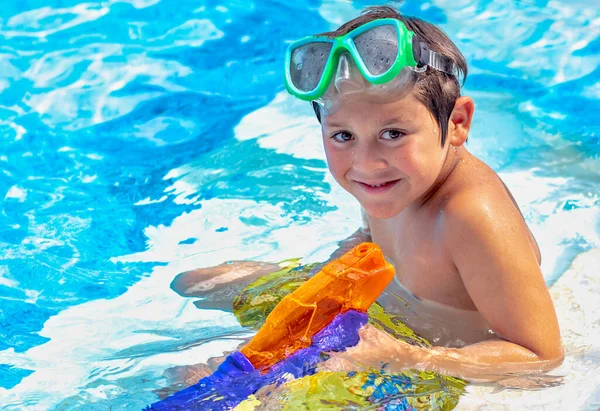 Glimlachende Jonge Jongen Met Zwembad Speelgoed Speelt Een Grond Zwembad — Stockfoto