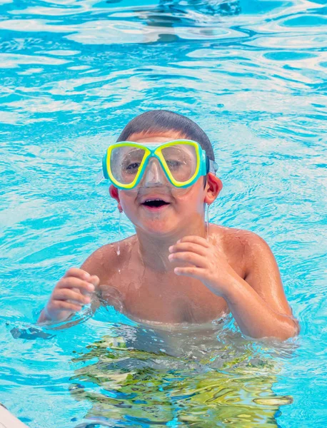 Een Lachende Jonge Jongen Met Waterbril Speelt Een Zwembad Een — Stockfoto