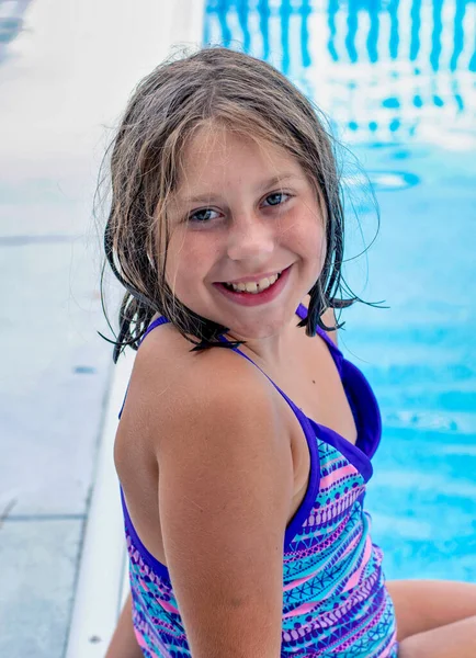 Menina Bonita Posa Enquanto Ela Senta Lado Uma Piscina Seu — Fotografia de Stock