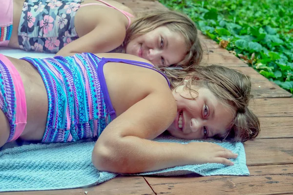 Dos Hermanas Yacen Bajo Sol Bronceándose Día Verano — Foto de Stock