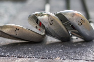 Üç kullanılan golf kulüpleri