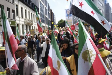 İran Ulusal Direniş Konseyi Brüksel'de gösteri sini,