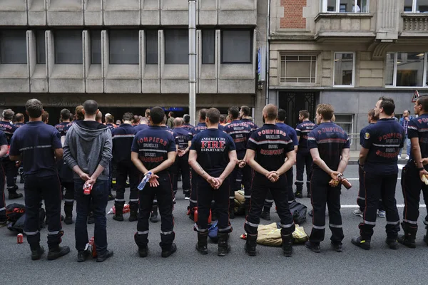 Bombeiros protestam Cortes salariais em Bruxelas, Bélgica — Fotografia de Stock