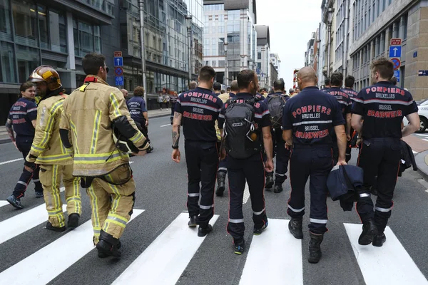 Tűzoltók tiltakozó Bérdarabok Brüsszelben, Belgiumban — Stock Fotó