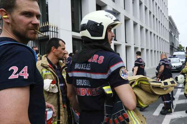 Bomberos protestan por recortes salariales en Bruselas, Bélgica —  Fotos de Stock