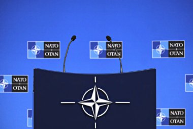 Brüksel, Belçika. 25 Haziran 2019. NATO genel merkezinde ki NATO Dışişleri Bakanları toplantısı öncesinde düzenlenen basın toplantısında NATO'nun işareti olan bir kürsü.