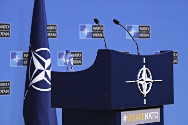 Brüksel, Belçika. 25 Haziran 2019. NATO genel merkezinde ki NATO Dışişleri Bakanları toplantısı öncesinde düzenlenen basın toplantısında NATO'nun işareti olan bir kürsü.