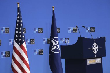 Brüksel, Belçika. 25 Haziran 2019. NATO genel merkezinde ki NATO Dışişleri Bakanları toplantısı öncesinde düzenlenen basın toplantısında NATO'nun işareti olan bir kürsü.