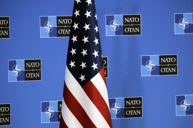 Brüksel, Belçika. 25 Haziran 2019. NATO dışişleri bakanları toplantısı öncesinde NATO karargahında düzenlenen basın toplantısında abd'li bir falg.