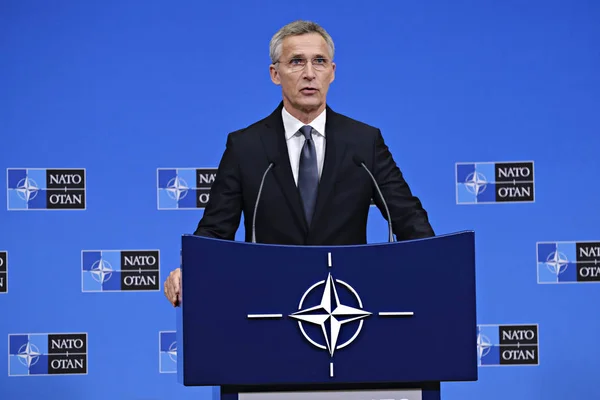 Sekretarz generalny Jens Stoltenberg daje konferencji prasowej niebezpieczeństw — Zdjęcie stockowe