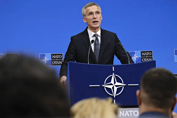 Sekretarz generalny Jens Stoltenberg daje konferencji prasowej niebezpieczeństw — Zdjęcie stockowe