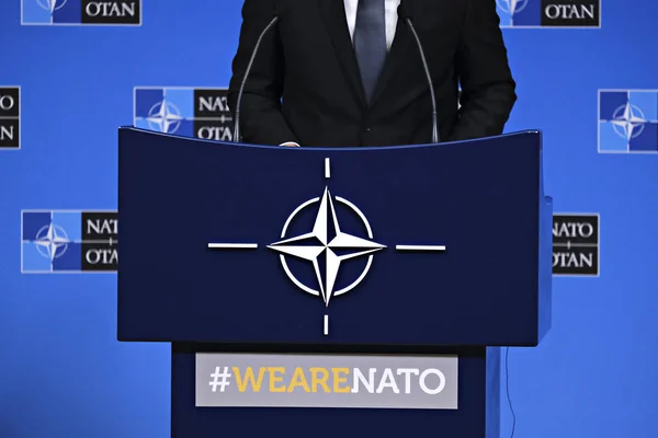 Sekretarz generalny Jens Stoltenberg daje konferencji prasowej niebezpieczeństw — Zdjęcie stockowe