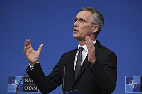 Sekretarz generalny Jens Stoltenberg daje konferencji prasowej niebezpieczeństw — Zdjęcie stockowe