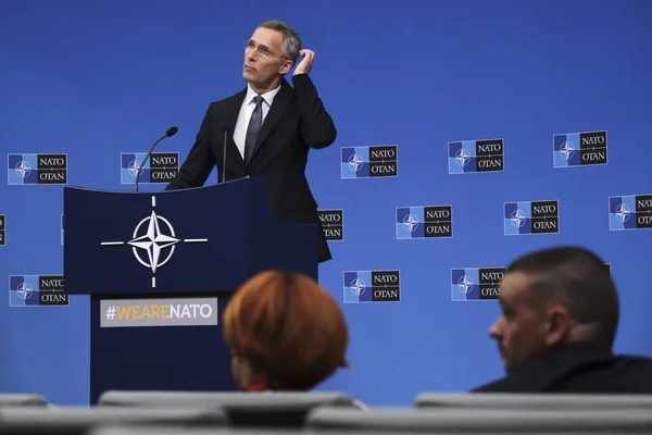 Sekretarz generalny Jens Stoltenberg daje konferencji prasowej niebezpieczeństw — Zdjęcie stockowe