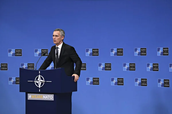 Sekretarz generalny Jens Stoltenberg daje konferencji prasowej niebezpieczeństw — Zdjęcie stockowe