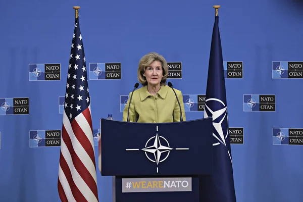 Прес-конференція постійного представника США в НАТО Кей ба — стокове фото
