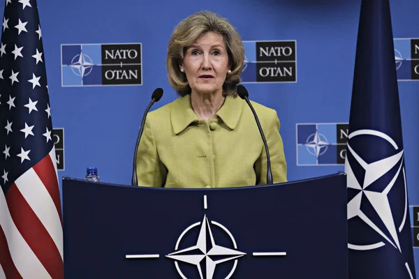 Konferencja prasowa stałego przedstawiciela USA dla NATO Kay ba — Zdjęcie stockowe