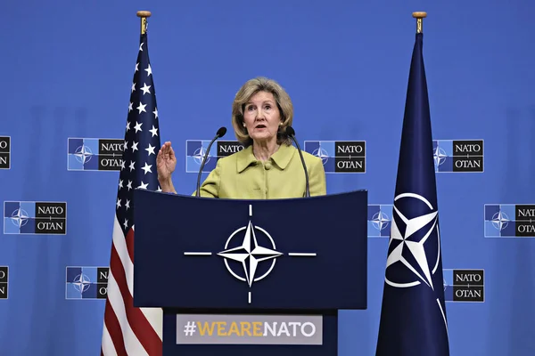 Conferenza stampa degli Stati Uniti Rappresentante Permanente presso la NATO Kay Ba — Foto Stock