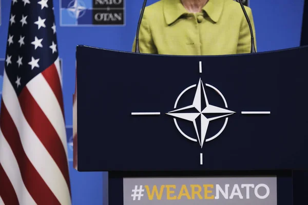 Conferenza stampa degli Stati Uniti Rappresentante Permanente presso la NATO Kay Ba — Foto Stock