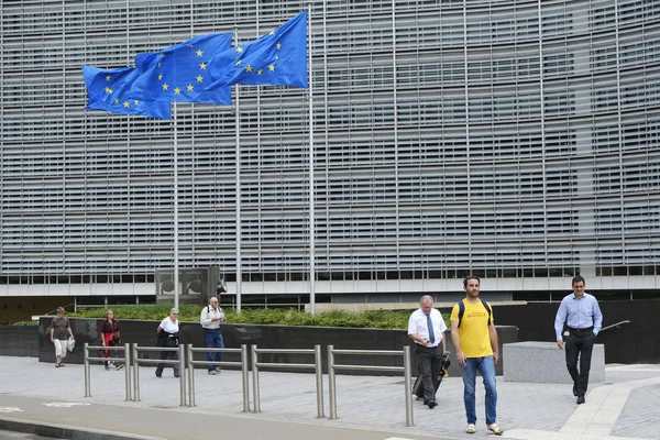 ベルギー ブリュッセル 2019年7月11日欧州の旗がEu本部の外で風になびく — ストック写真