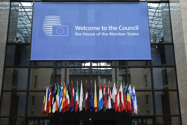 2019年7月11日 ベルギー ブリュッセル Eu理事会の建物における欧州連合の加盟国の旗 — ストック写真