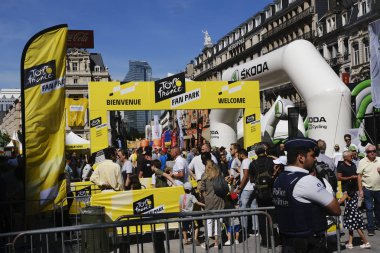 Siklizm hayranları 4 Temmuz 2019 tarihinde Brüksel'in merkezindeki Tour de France 2019 fan parkında tur attı.