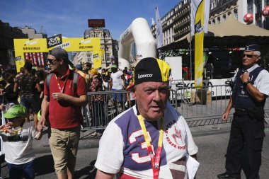 Siklizm hayranları 4 Temmuz 2019 tarihinde Brüksel'in merkezindeki Tour de France 2019 fan parkında tur attı.