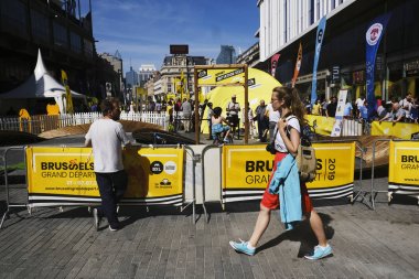Siklizm hayranları 4 Temmuz 2019 tarihinde Brüksel'in merkezindeki Tour de France 2019 fan parkında tur attı.