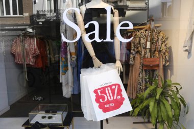 Rue Dansaert alışveriş, ana alışveriş caddesi, Brüksel,Belçika jul üzerinde. 4, 2019.