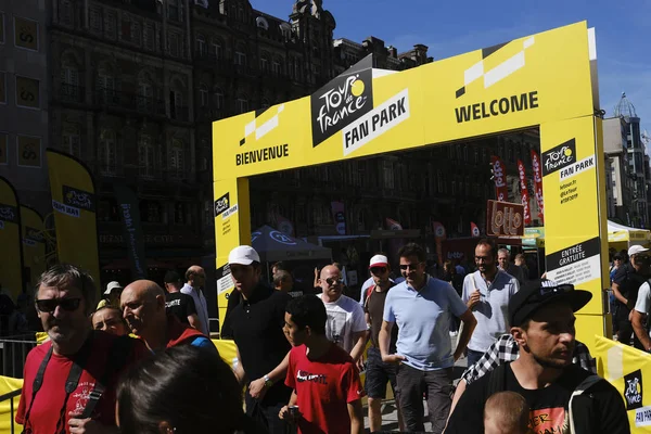 Siklizm hayranları 4 Temmuz 2019 tarihinde Brüksel'in merkezindeki Tour de France 2019 fan parkında tur attı.