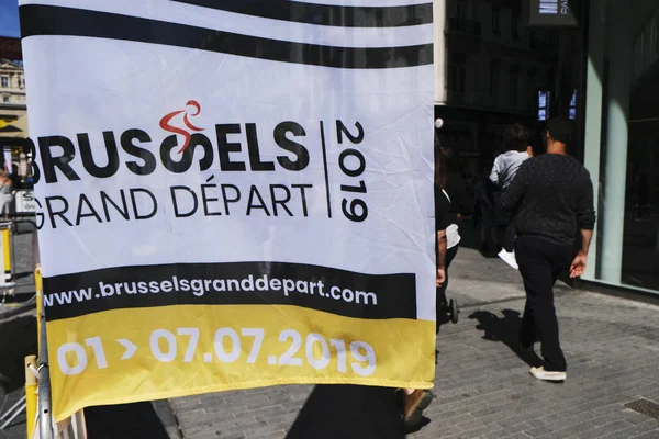 Siklizm hayranları 4 Temmuz 2019 tarihinde Brüksel'in merkezindeki Tour de France 2019 fan parkında tur attı.