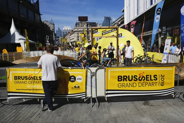 Siklizm hayranları 4 Temmuz 2019 tarihinde Brüksel'in merkezindeki Tour de France 2019 fan parkında tur attı.
