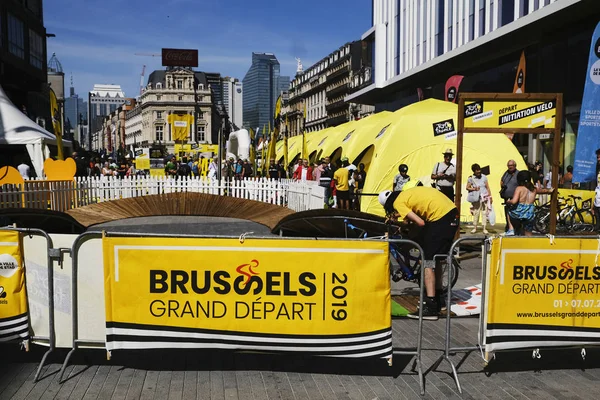 Siklizm hayranları 4 Temmuz 2019 tarihinde Brüksel'in merkezindeki Tour de France 2019 fan parkında tur attı.