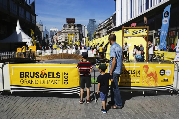 Siklizm hayranları 4 Temmuz 2019 tarihinde Brüksel'in merkezindeki Tour de France 2019 fan parkında tur attı.