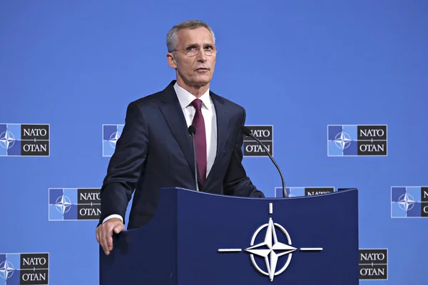 Sekretarz generalny Jens Stoltenberg daje konferencji prasowej w B — Zdjęcie stockowe