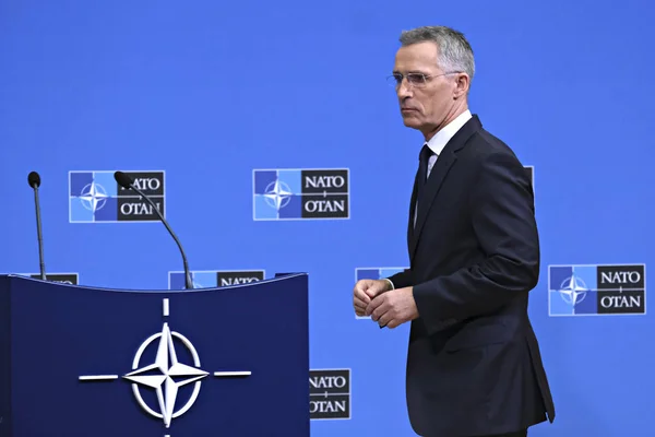 Генеральный секретарь НАТО Йенс Столтенберг выступил на пресс-конференции — стоковое фото