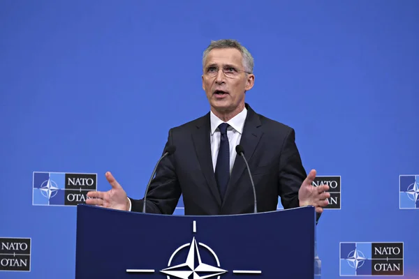 Sekretarz generalny NATO Jens Stoltenberg udziela konferencji prasowych — Zdjęcie stockowe