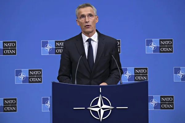 Nato-Generalsekretär jens stoltenberg gibt eine Pressekonferenz — Stockfoto