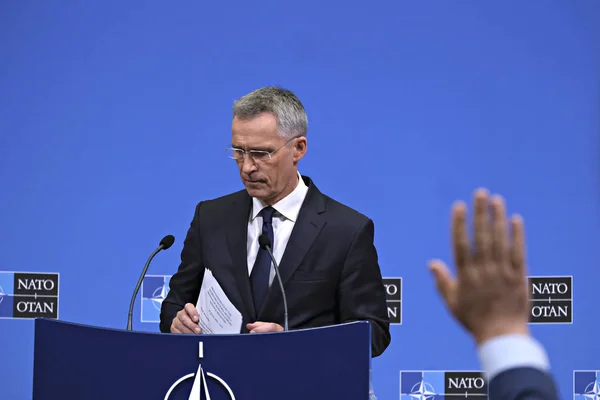 Sekretarz generalny NATO Jens Stoltenberg udziela konferencji prasowych — Zdjęcie stockowe