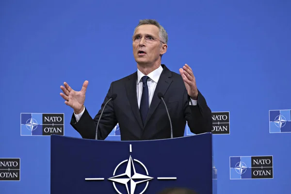 Sekretarz generalny NATO Jens Stoltenberg udziela konferencji prasowych — Zdjęcie stockowe