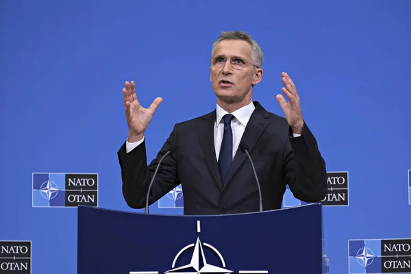 Sekretarz generalny NATO Jens Stoltenberg udziela konferencji prasowych — Zdjęcie stockowe