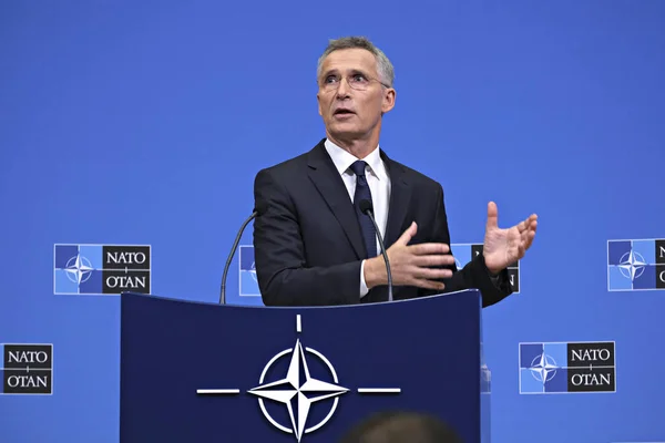 Nato-Generalsekretär jens stoltenberg gibt eine Pressekonferenz — Stockfoto