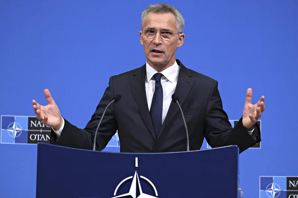 Sekretarz generalny NATO Jens Stoltenberg udziela konferencji prasowych — Zdjęcie stockowe