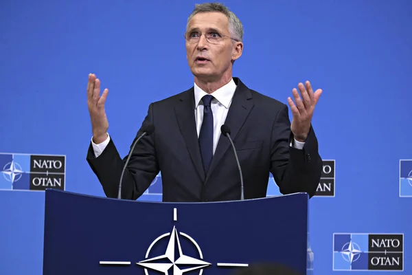 Sekretarz generalny NATO Jens Stoltenberg udziela konferencji prasowych — Zdjęcie stockowe