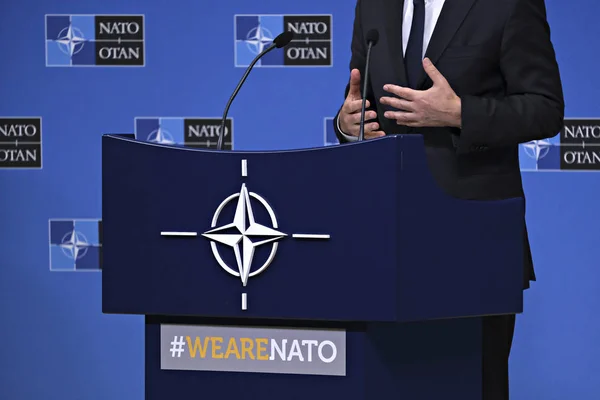 Secretaris-generaal van de NAVO Jens Stoltenberg geeft een nieuwsconferentie — Stockfoto